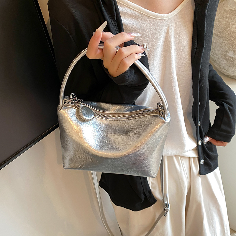 Small handbags for women, fashionable simple crossbody bags, niche and versatile commuter underarm bags